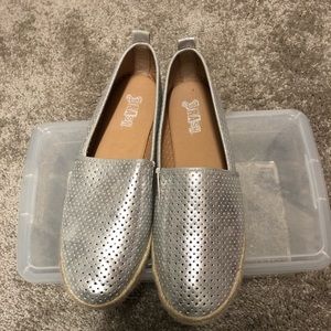 Women size 8M silver metallic slip on flats